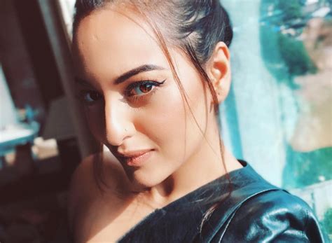 Sonakshi Sinha Termed ‘unprofessional By Delhi Organizers Actress Clears The Air About Not