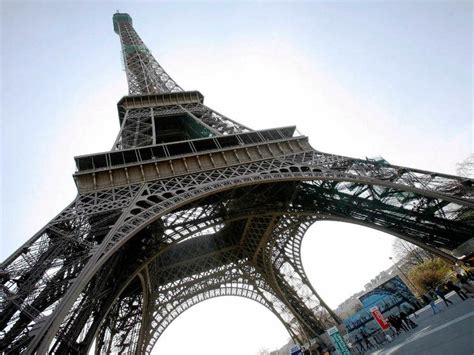 Der Eiffelturm Wird Gestrichen Panorama Badische Zeitung