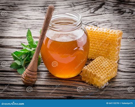 Glas Voll Frischer Honig Und Bienenwaben Stockfoto Bild Von Gesund Schöpflöffel 64113278