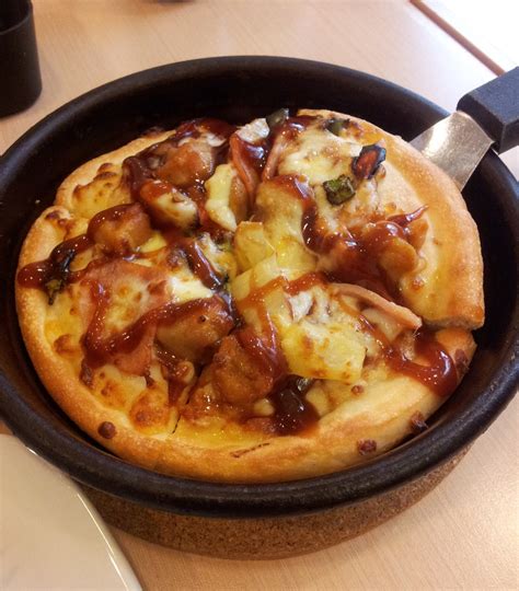 The delicious chicken supreme pizza features succulent chicken breast, mushrooms and caramelised onions. giraffeC eat.Singapore: Smart Choice Lunch @ Pizza Hut
