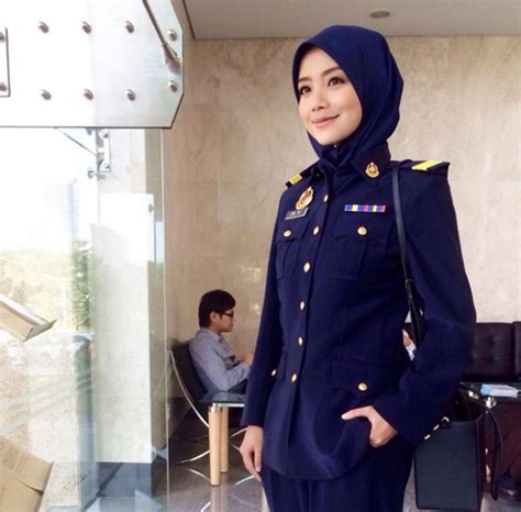 Mendaki bukit kena tekan minyak, semestinya. 6 GAMBAR Kenali Siapa Sebenar JPJ Cantik Mira Filzah ...