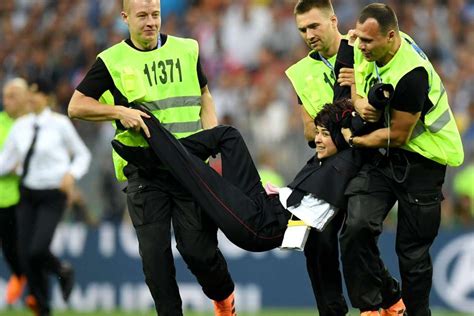 Fifa World Cup Final Interrupted By Pitch Invaders From Anti Putin Group Pussy Riot Mykhel