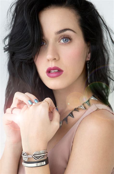 Clean fresh vegan and formulated without phthalates, mineral oil, formaldehyde, talc, parabens and sulfates. Katy Perry for Covergirl : Elle