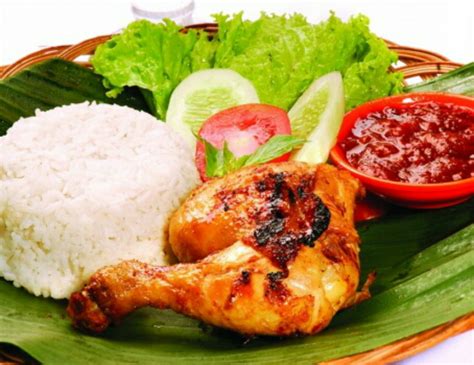 Wirausahawati daring ikan receuh dengan nasi gurih: Nasi Uduk Ayam Goreng + Bakwan - Indonesian Community of ...
