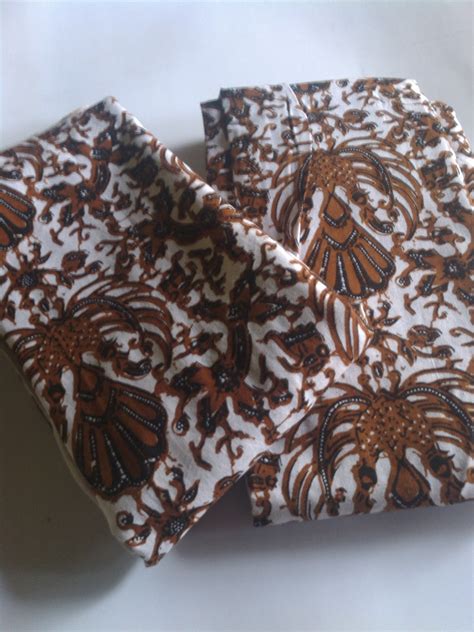 Untuk masyarakat jawa tengah, kebaya yang dipakai lebih jauh, sebagai pakaian jawa tengah, ternyata batik juga sarat dengan filosofis dan simbol penuh makna yang memperlihatkan cara berpikir masyarakat pembuatnya. Pakaian Adat Jawa: Jarik(kain batik)