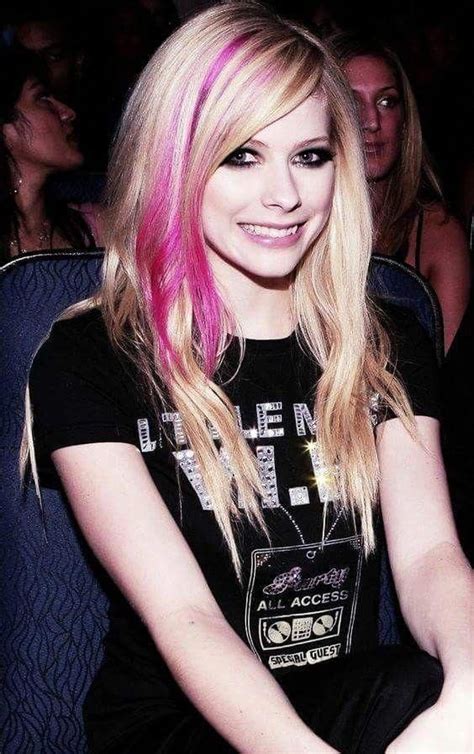 Avril Lavigne New Photo Pink Streaks Blond Hair Avril Lavigne
