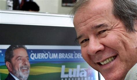 O eterno baixista da banda charlie brown jr, que morreu em 2013 após cometer suicídio, será lembrado em uma obra de mais de 400 páginas escrita pelo jornalista pedro luna. Lula reunido com Duda Mendonça, marqueteiro do mensalão