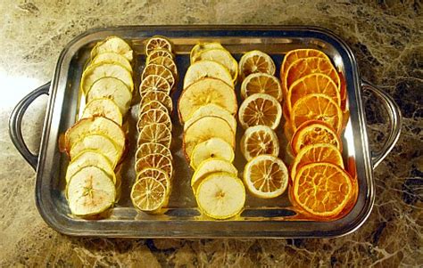 Here's how to dry orange slices perfectly every time! Using dried fruit to decorate for the holidays - The Art ...