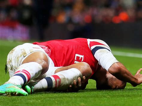 Theo Walcott Injury Update Arsenal Star May Not Be Ready For Start Of