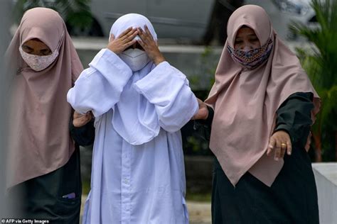 Couples Punished With Lashes Of The Cane For Having Sex Outside Marriage In Indonesia Daily