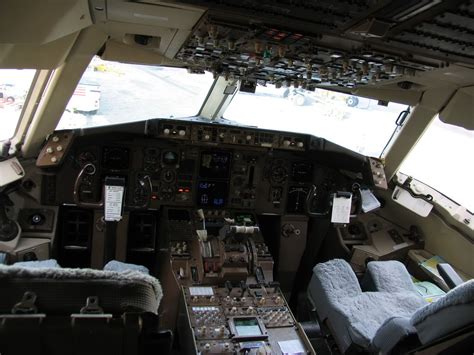 Boeing 757 300 Flight Deck Flight Deck Boeing Aviation