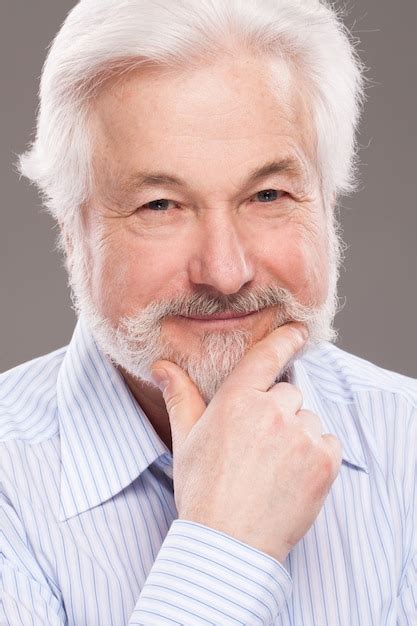 Bonito homem idoso com barba grisalha Foto Grátis