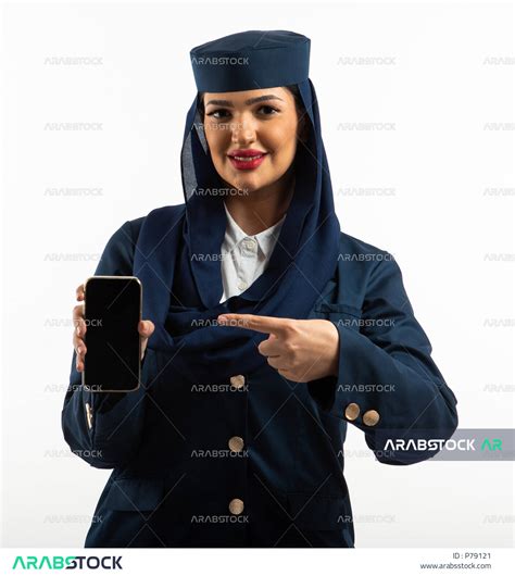 بورتريه لمضيفة طيران عربية خليجية سعودية ترتدي زي مضيفات الطيران ، إستخدام الهاتف المحمول بخلفية