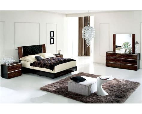 High gloss bedroom furniture is bang on trend and has timeless appeal. High Gloss Bedroom Set in Contemporary Style 33B151