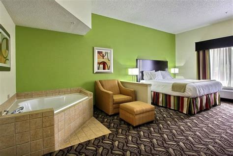 Find family hotels with indoor or outdoor swimming pools for kids and phone numbers for richmond virginia hotel and motels with a pool. Jacuzzi Room