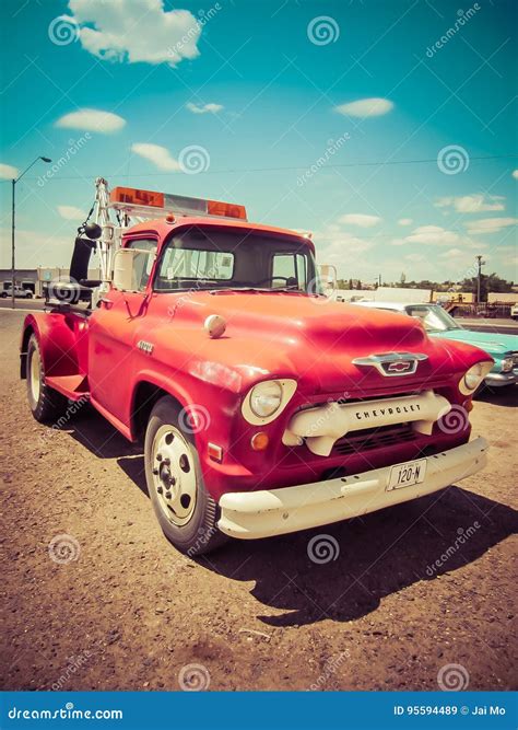 Rode Chevy 120 N Tow Truck Vintage Redactionele Stock Afbeelding