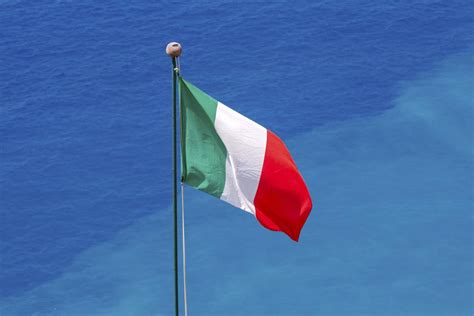 Select from premium italien flag of the highest quality. Italian Flag Colors - Here is an Explanation of What They ...