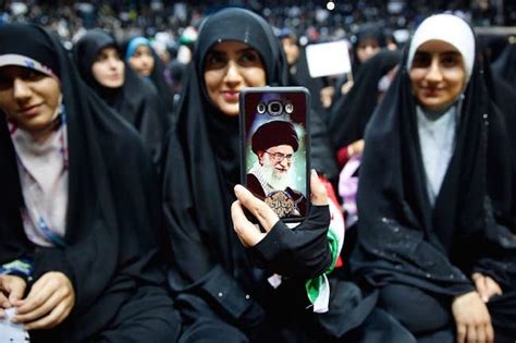 لمنع إثارة الشهوات إيران تمنع النساء من وضع ساق على أخرى أمام التلفاز