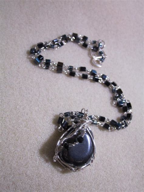 Перевод слова necklace, американское и британское произношение, транскрипция, словосочетания, примеры использования. Handmade jewelry for everyone!: Magical love potion necklaces