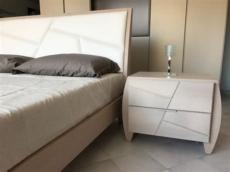 Una nuova collezione che riflette un sofisticato mood contemporaneo, con un mix originale di materiali pregiati e note di colore. Modo10 Letto Camera da letto modo 10 decor scontato del ...