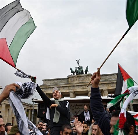 Berlin: „Unsere Seelen und unser Blut für Palästina!“, rufen die