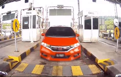 Kereta kena langgar motor dan polis pun setuju. Didakwa Elak Bayar Tol, Langgar Belakang, Identiti Honda ...