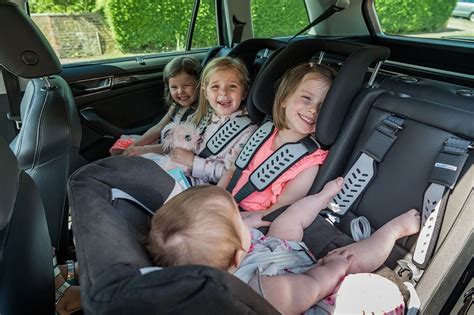 Машина с тремя детскими креслами фото