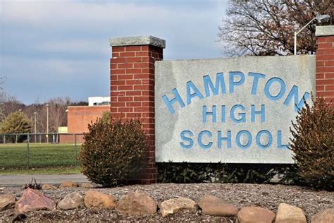 3415349web1web Hampton High School Sign
