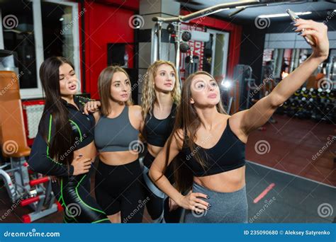 Cuatro Alegres Y Cansadas Chicas Atléticas Se Toman Un Selfie Grupal