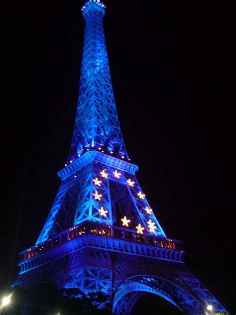 La tour eiffel de nuit @sete/alexandrenestora 4 / 8. Paris tour Eiffel bleue blue Europe nuit night | Paris tour eiffel, Tour eiffel, La tour eiffel