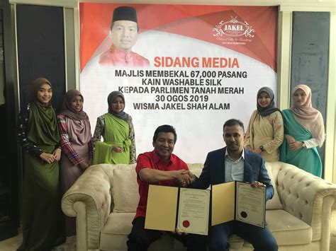 Panas ahli parlimen baling dedah fakta sebenar tabung haji. Ahli Parlimen Tanah Merah Memberi Sumbangan 67,000 kain ...