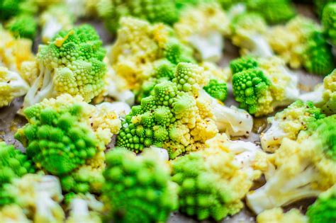 Romanesco is a cruciferous vegetable that has many similarities to cauliflower and broccoli. Romanesco mit Chili und Zitrone - die perfekte LowCarb Beilage