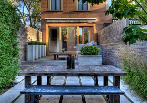 Agencez les scènes les plus peaufinées auprès de la maison pour éloigner les éléments moins esthétiques comme le petit potager ou la remise à outils. INSPIRATION ET IDÉES POUR... UN JARDIN EN LONGUEUR ...