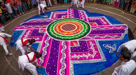 Arte Popular Indio “rangoli” Usa Arroz Y Harina De Colores En Diseños