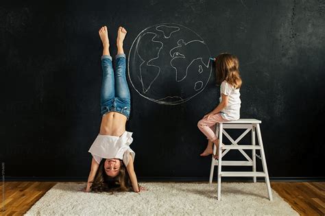 Children Having Fun In The Room Drawing On Blackboard Del Colaborador