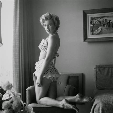 28 Vintage Photos Of Marilyn Monroe Give A Rare Insight Into Her Real