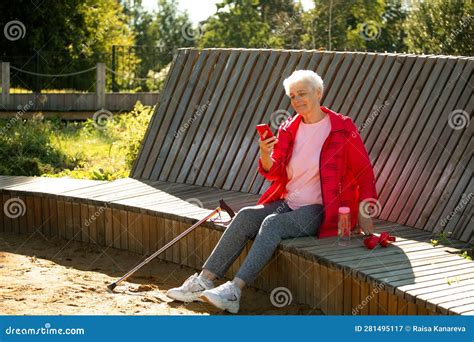 Une Vieille Dame Aux Cheveux Gris Courts Est Assise Sur Un Banc En Bois Dans Le Parc Et Regarde