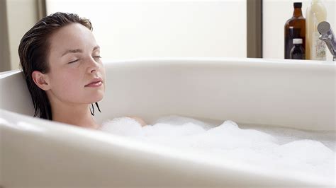 Почему в горячей ванне холодно фото