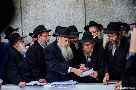 Thousands Of Rabbis From Around The World At The Rebbes Resting Place