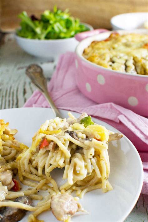In a large bowl, combine cooked chicken, cream of chicken soup, sour cream, drained spinach, 1 cup cheese, garlic and 1/2 can of french's french fried onions. Creamy Baked Chicken Spaghetti - Honest Cooking