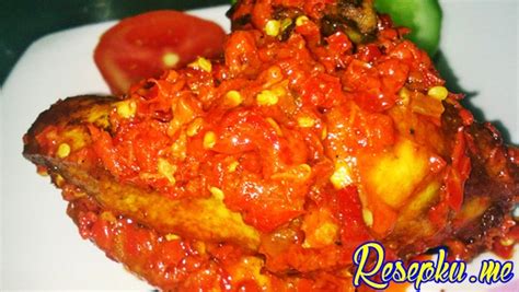 This versatile indonesian sambal balado is good as a condiment to many other indonesian sambal balado or sambalado is native to the padang (minang) cuisine in west sumatra, which means with chili. Resep Ayam Balado Sambal Merah Pedas | Resepku.me