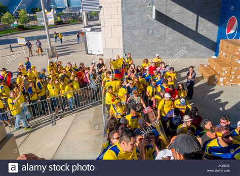 New York Usa November 22 2016 Unidentified Ecuadorian Fans In The Line To Enter To Metlife