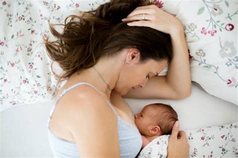 Dari segi kesehatan, pemilihan jenis bantal yang tepat juga dapat mengurangi ketegangan leher. bayi: Cara Menyusui Bayi Posisi Tidur Yang Benar
