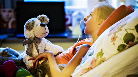 Chorym na raka dzieciom zabrano darmową telewizję Szpital chce opłat