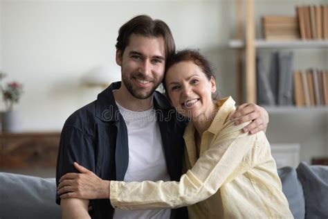 Feliz Madre De Mediana Edad E Hijo Adulto Abrazándose Con Cariño Imagen De Archivo Imagen De