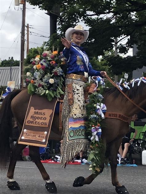 2019 Grand Floral Parade Draws Thousands Downtown To Celebrate