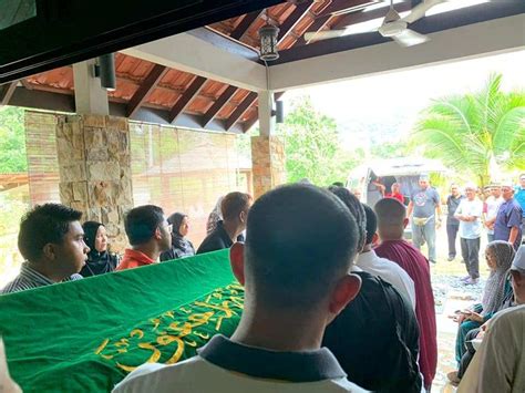 chorus: kumasih lagi setia biarpun takdir mencabar kita terpisah kumasih lagi di sini berpegang teguh kalimah cinta ku bisikan dalam tangisan yang gugur berderai ke bumi menjadi bingkisan ku yang akhir untuk bekalan jalanmu mencari mahkota menghiasi. "Kita Jumpa Di Syurga InsyaAllah,"- Anak Buah Datuk Hattan ...