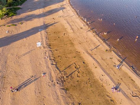 Premium Photo People Sunbathe And Swim In The Lake Bird S Eye View