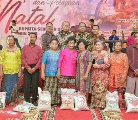Cukup dengan kata kata bijak sedikit namun padat, jelas dan bermakna yang mampu diserap oleh kepekaan kita agar lebih bagi banyak orang, kata kata bijak macam ini begitu indah karena ia mampu memberikan pesan pesan kepada pembacanya untuk lebih termotivasi. Contoh Kata Sambutan Pembukaan Acara Natal - Zona ilmu 5
