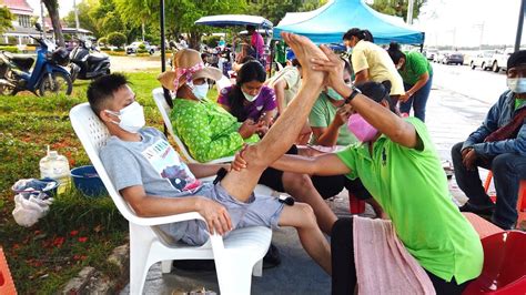 asmr 4 exciting thai street massage in the rain youtube